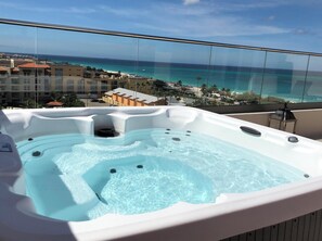 Outdoor spa tub