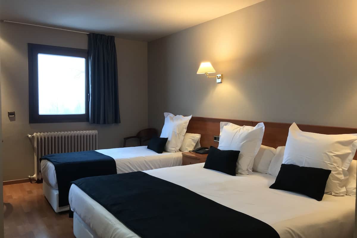 club triple room | minibar, in-room safe, desk, free wifi