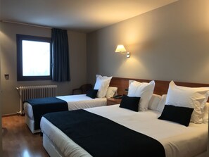 Minibar, coffres-forts dans les chambres, bureau, Wi-Fi gratuit