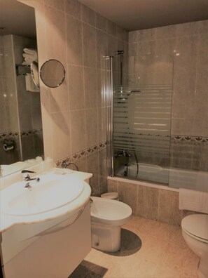 Articles de toilette gratuits, sèche-cheveux, bidet, serviettes fournies