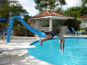 Una piscina al aire libre
