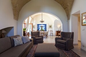 Villa | Wohnzimmer | Flachbildfernseher