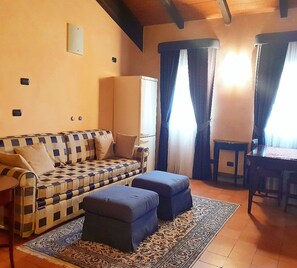 Double or Twin Room | Living room | Plasma TV