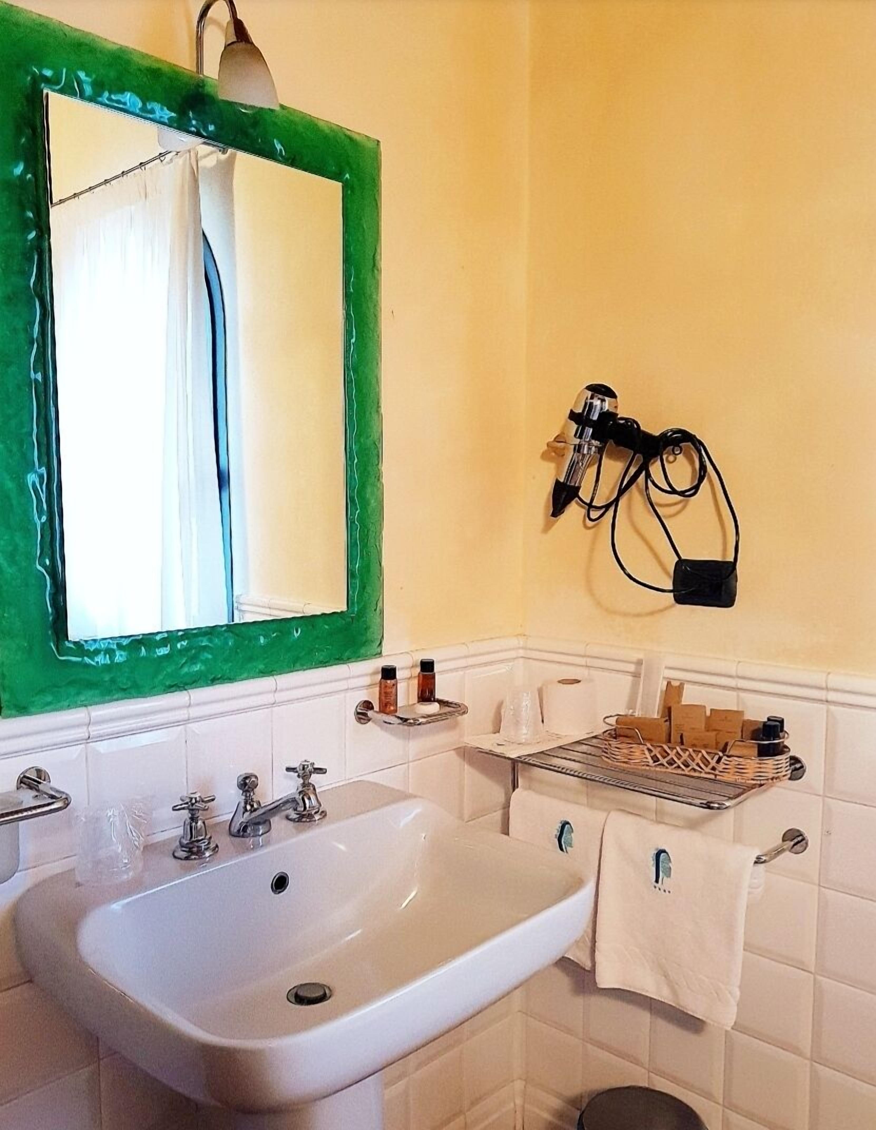 Habitación con 1 cama doble o 2 individuales | Baño | Bañera profunda y cabezal de ducha tipo lluvia