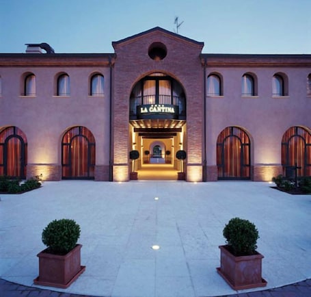 Property entrance. La Cantina Hotel Residence