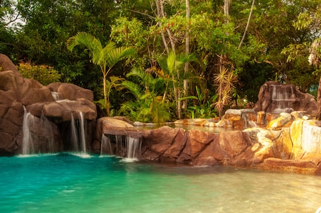 Outdoor pool, pool loungers. Pousada Caminho das Cachoeiras