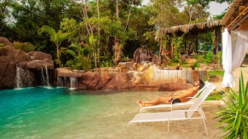 Piscina externa, espreguiçadeiras