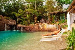 Kolam renang outdoor, dengan kursi berjemur