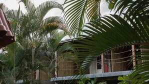 A tropical resort with a sign indicating amenities such as a lounge, sauna, and pool. - Pousada Caminho das Cachoeiras (Alto Paraíso de Goiás)
