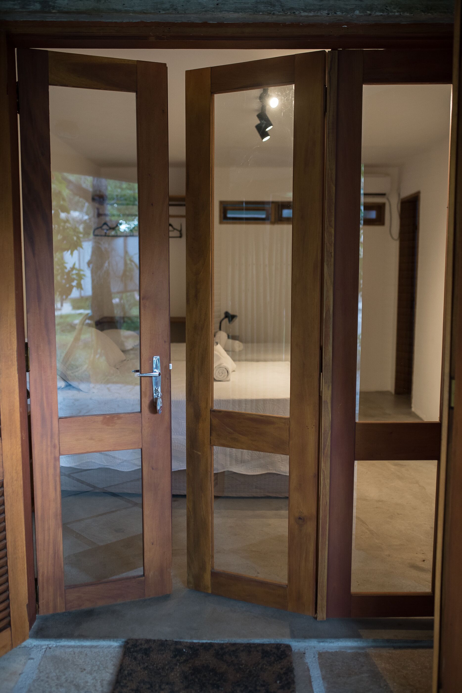 Quarto triplo, várias camas, para não fumantes | Frigobar, Wi-Fi de cortesia, roupa de cama