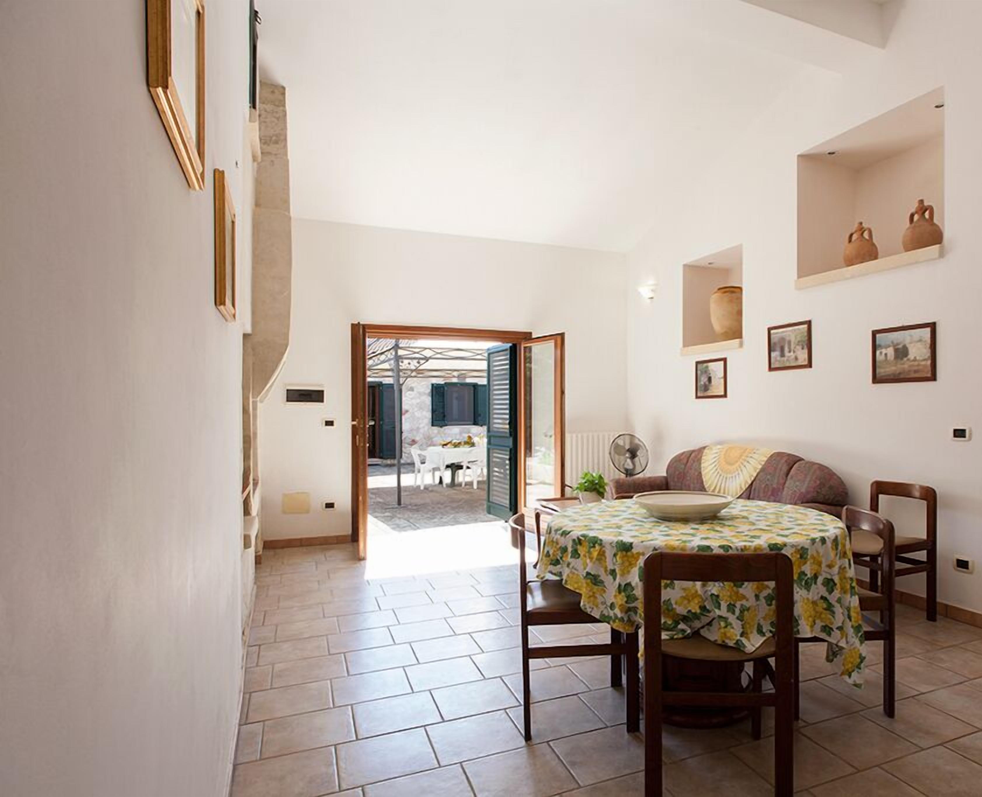 Villa | Essbereich im Zimmer