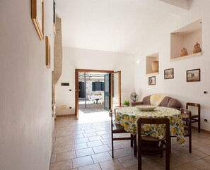 Villa | Essbereich im Zimmer