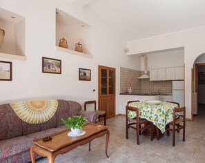 Villa | Essbereich im Zimmer