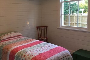 2 bedrooms, travel cot, free WiFi, bed sheets