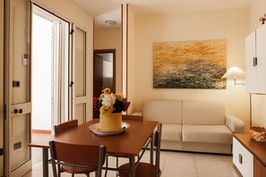 Villa, 3 Schlafzimmer | Wohnbereich | Fernseher