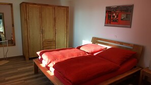 Comfort Bungalow, 2 Queen Beds, Non Smoking, Mountain View | Blackout drapes, bed sheets