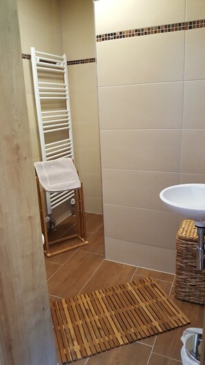 Comfort Bungalow, 2 Queen Beds, Non Smoking, Mountain View | Bathroom