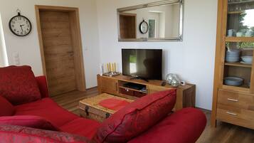 Comfort Bungalow, 2 Queen Beds, Non Smoking, Mountain View | Blackout drapes, bed sheets