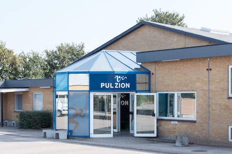 Entrada de la propiedad. PULZION - Sportshotel