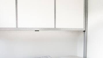Escritorio, wifi gratis y ropa de cama