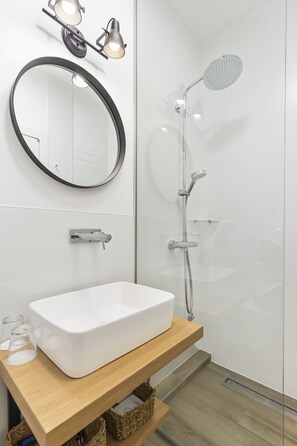Habitación Deluxe, vista al mar | Baño | Regadera, secadora de cabello, toallas, jabón 