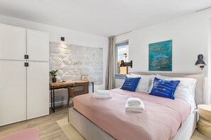 ميني بار وخزنة داخل الغرفة ومساحة عمل للكمبيوتر المحمول وستائر تعتيم