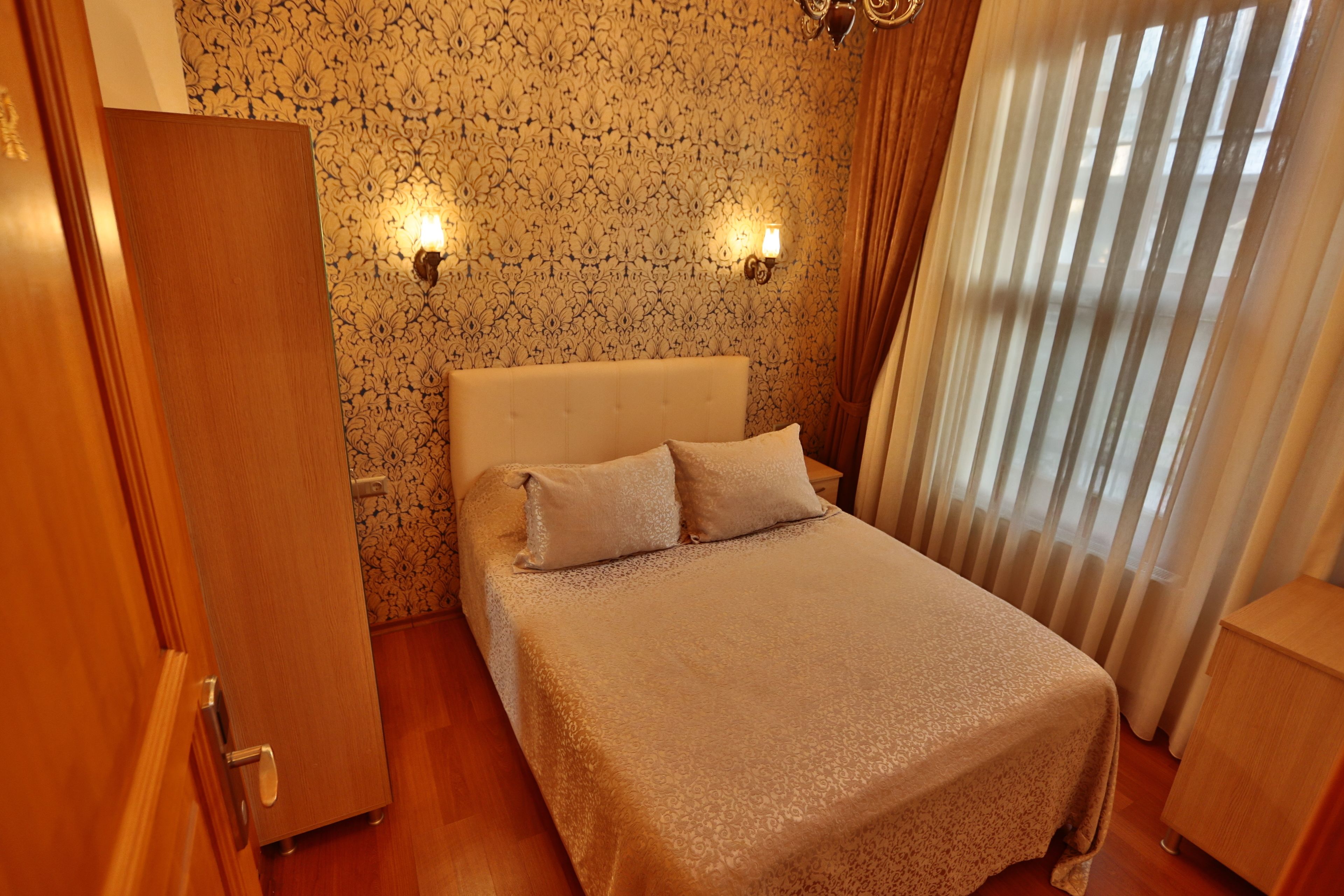standard double room | 1 bedroom, minibar, desk, blackout curtains