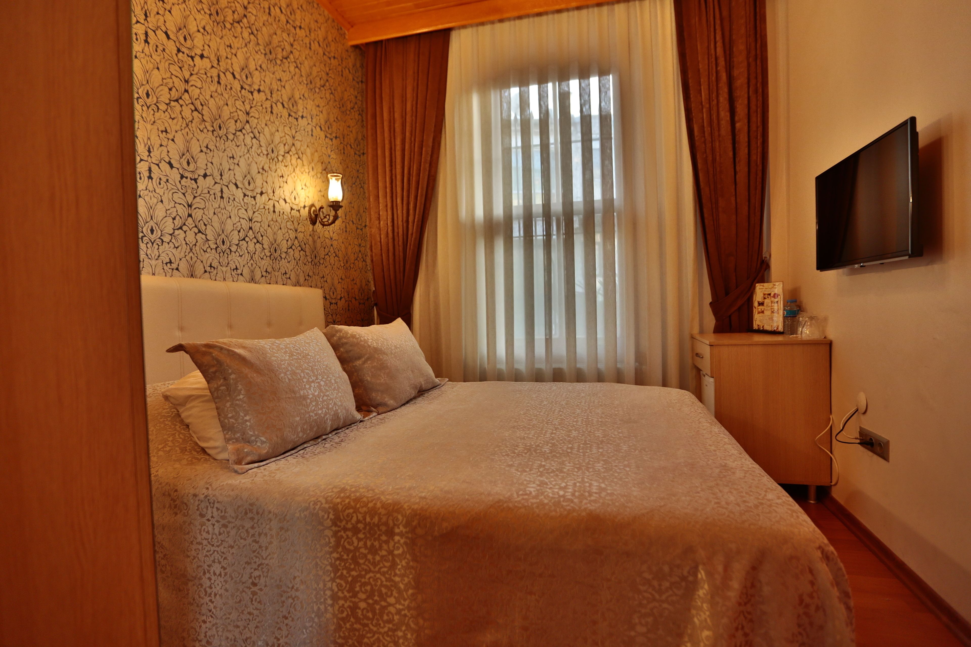 standard double room | 1 bedroom, minibar, desk, blackout curtains