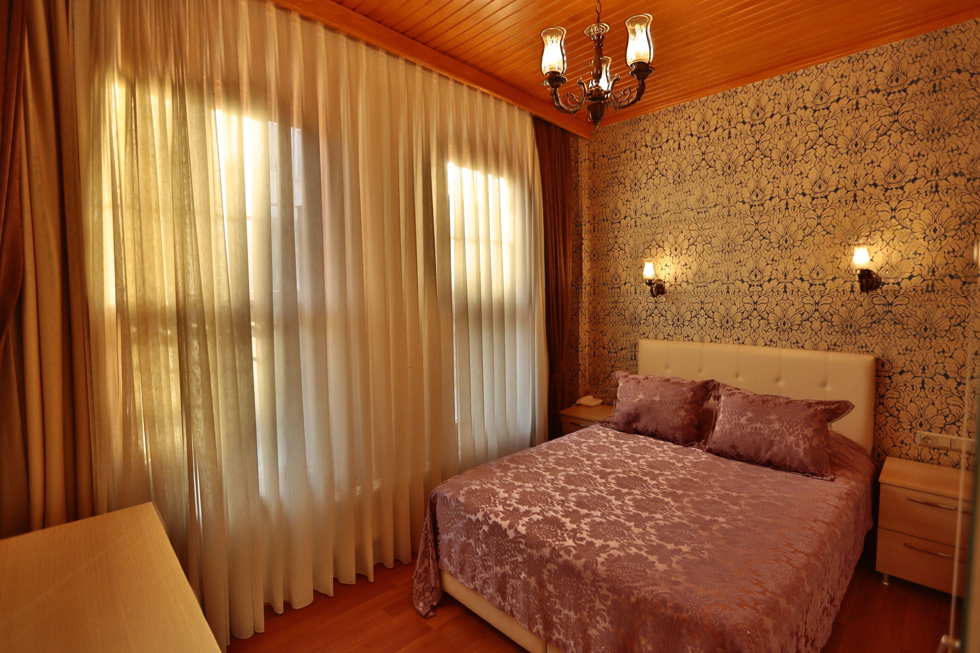 standard double room | 1 bedroom, minibar, desk, blackout curtains