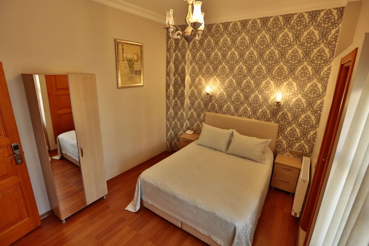 Rom – deluxe | 1 soverom, minibar, skrivebord og blendingsgardiner