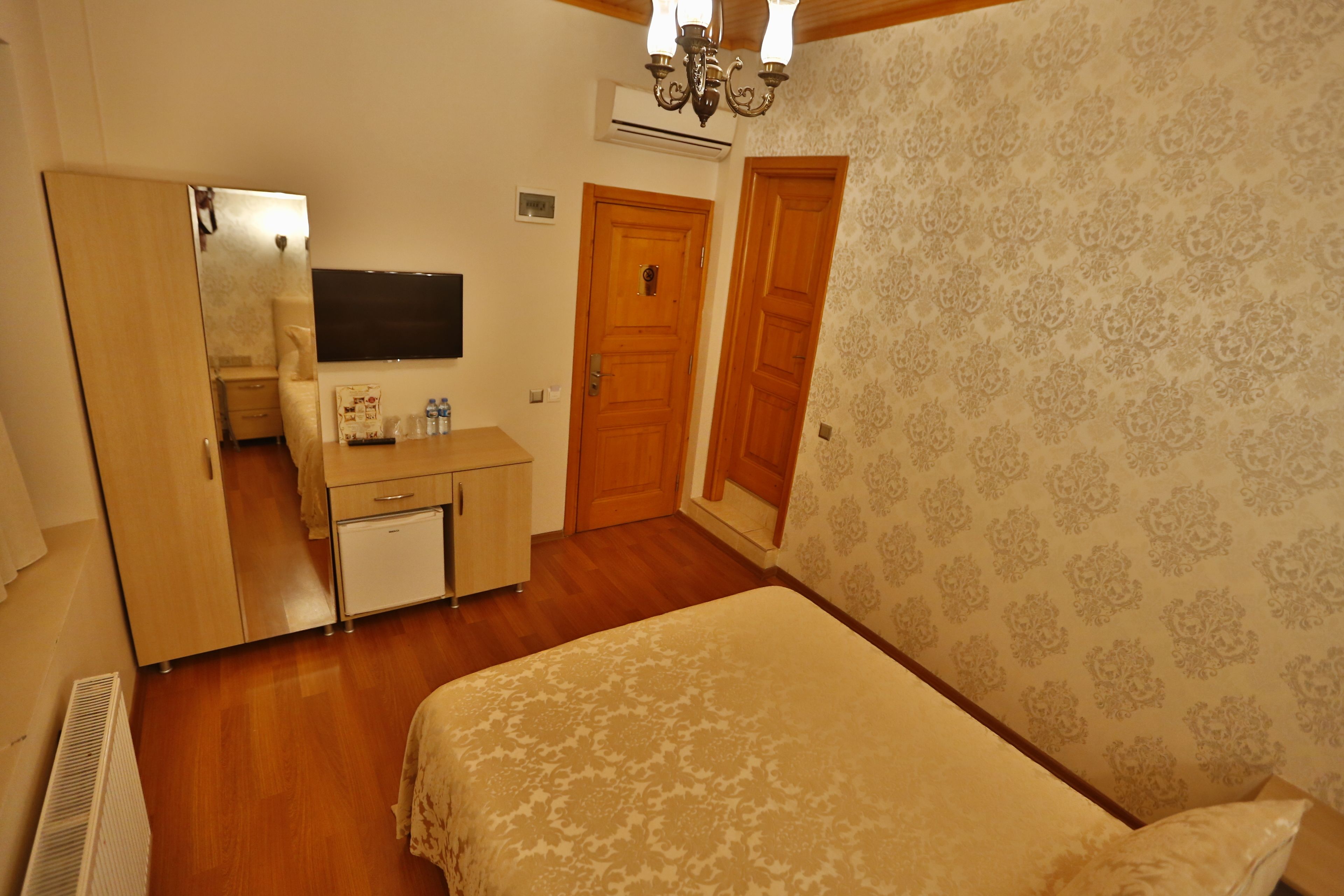 standard double room | 1 bedroom, minibar, desk, blackout curtains