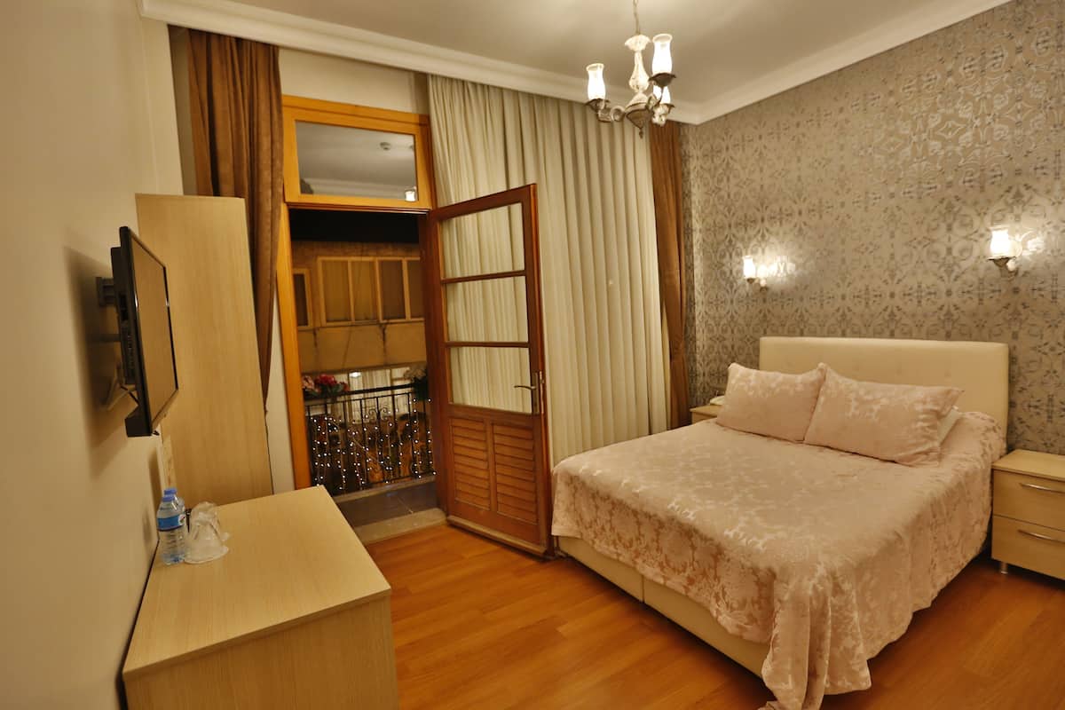 Rom – deluxe, balkong | 1 soverom, minibar, skrivebord og blendingsgardiner