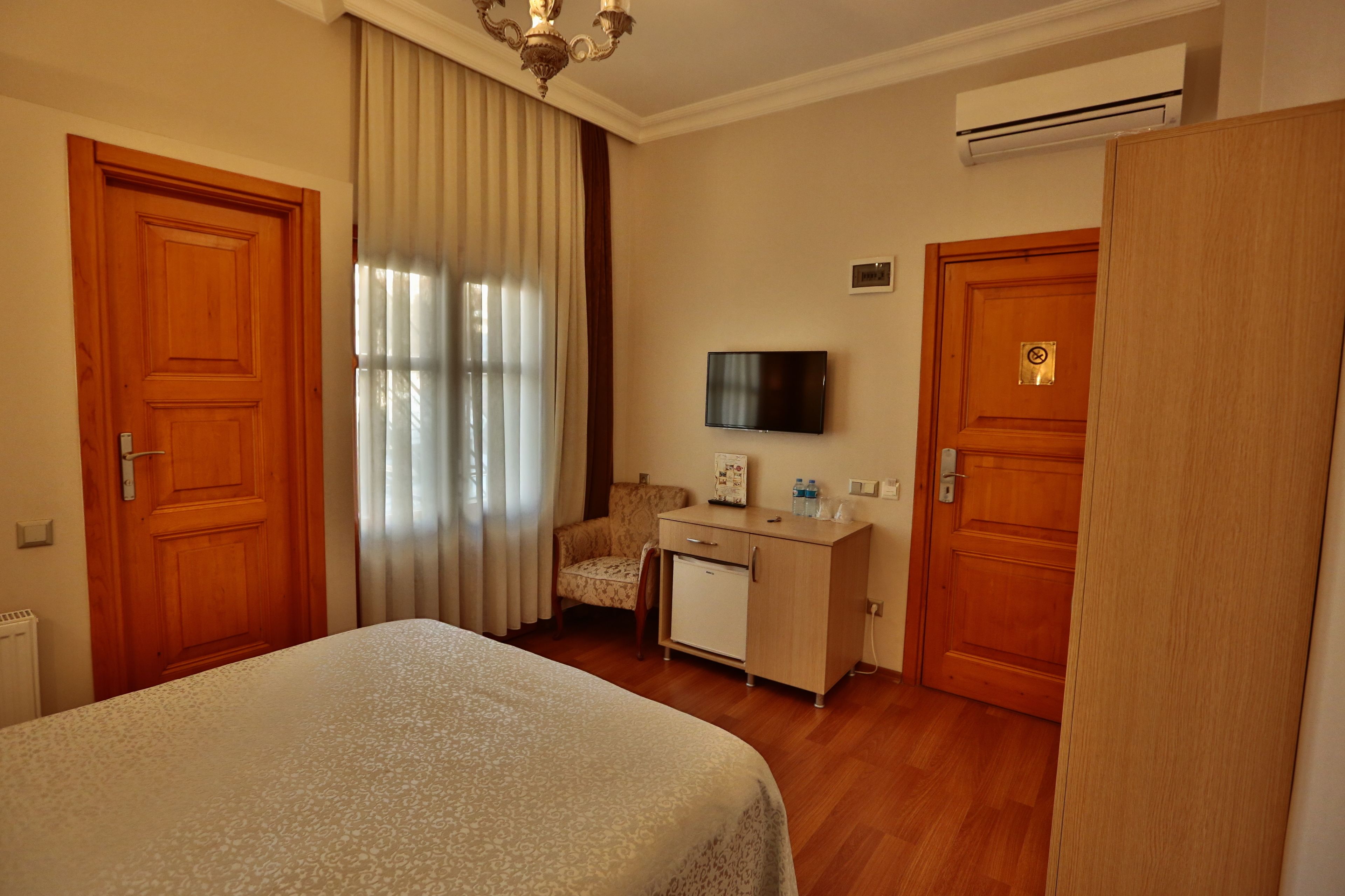 deluxe room | 1 bedroom, minibar, desk, blackout curtains