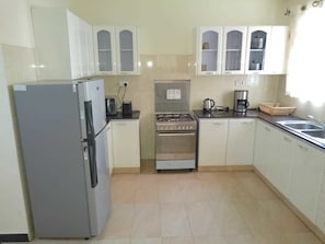 Apartment, 2 Bedrooms, Non Smoking | Private kitchen | Fridge, microwave, oven, stovetop