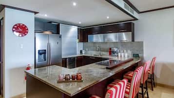 Lemari es, microwave, kompor, dan mesin pencuci piring