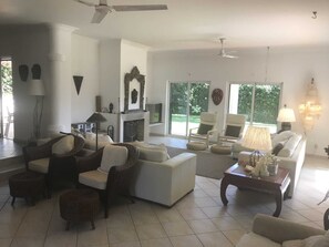 Een televisie en boeken