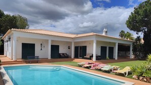 A poolside area with a swimming pool, outdoor seating, and a covered patio. - Luxury Villa With Private Pool (Albufeira)