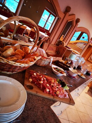 Petit déjeuner buffet (13 EUR par personne)