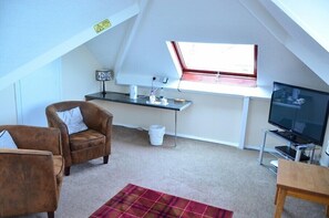 Habitación doble, 1 cama doble, no fumadores | Zona de estar | Una televisión de pantalla plana