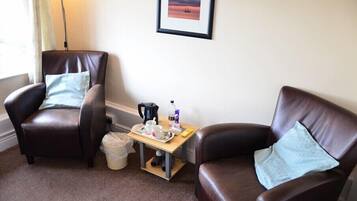 Double Room, 1 Double Bed, Non Smoking | Living area | Flat-screen TV