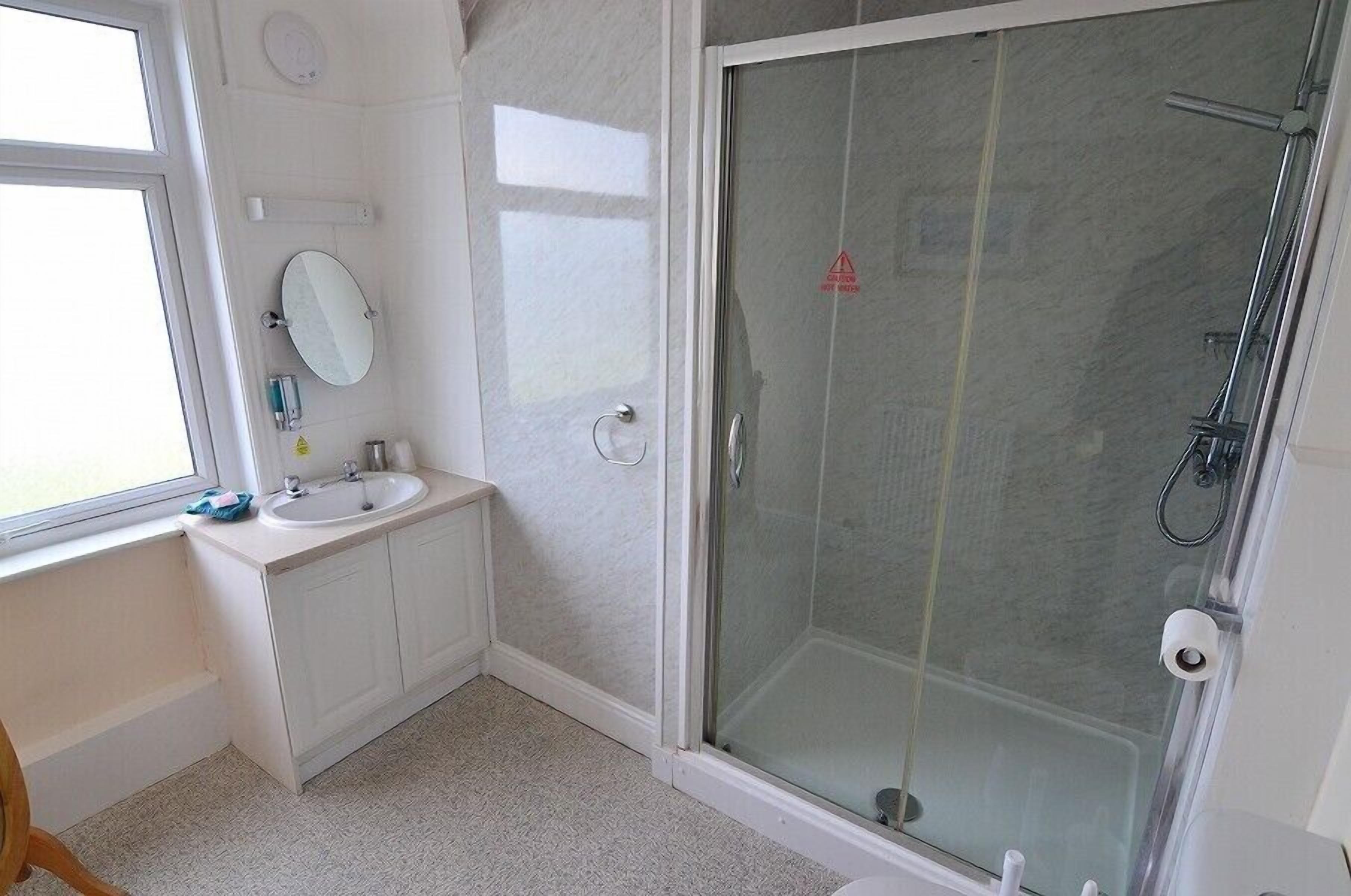 Double Room, 1 Double Bed, Non Smoking | Bathroom | Free toiletries, hair dryer, towels