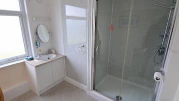Double Room, 1 Double Bed, Non Smoking | Bathroom | Free toiletries, hair dryer, towels
