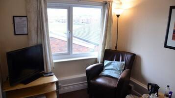 Habitación doble, 1 cama doble, no fumadores | Zona de estar | Una televisión de pantalla plana