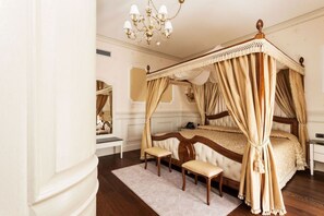 Suite | In-room safe, individually decorated, individually furnished, desk