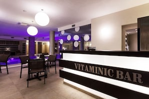 2 bars/lounges, een poolbar