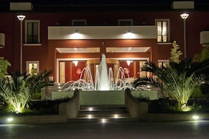 Voorkant accommodatie - avond/nacht
