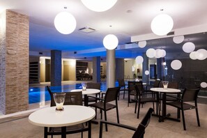 Una piscina techada, una piscina al aire libre de temporada