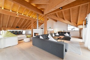 Luxury Chalet, 4 Bedrooms, Sauna, Mountain View (Am Kirchwald 98B)