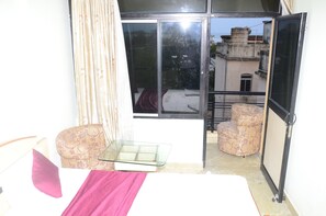 Lobby sitting area - HOTEL NEELADRI PALACE (Puri)