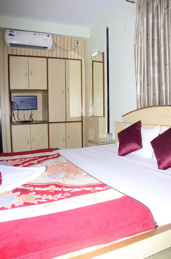 Family Room, 1 Queen Bed, Non Smoking, Beach View | Air conditioning